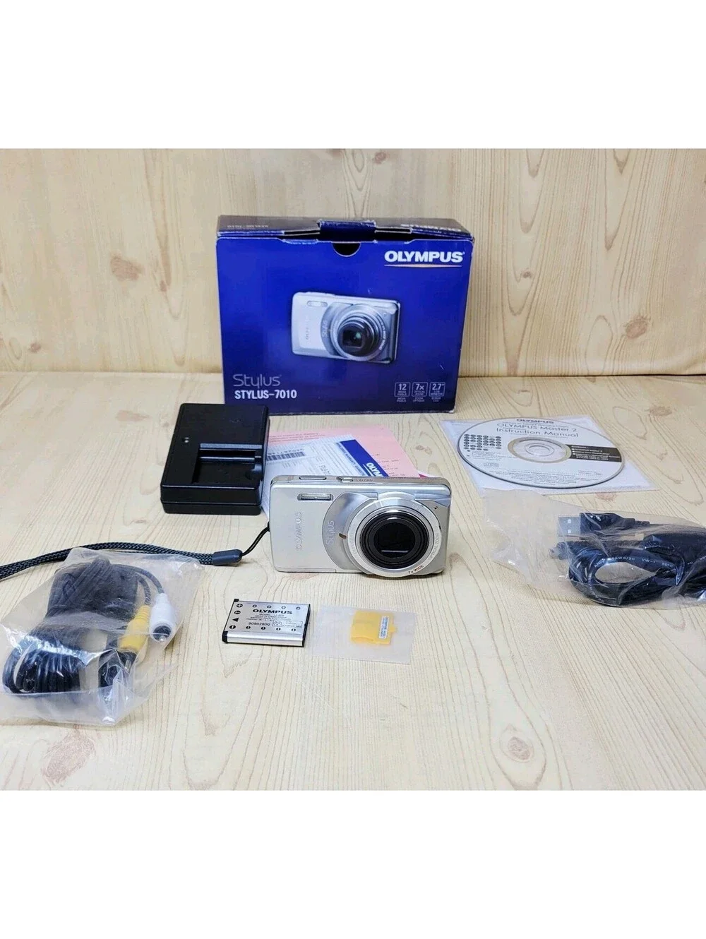 Olympus Stylus 7010 12.0MP Silver Digital Camera with Charger NO SD CARD WORKS!